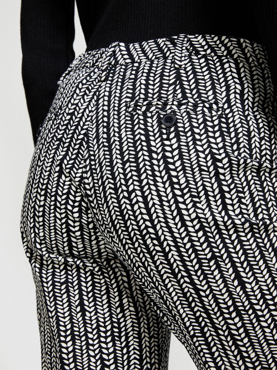 Printed cigarette trousers Women image number null