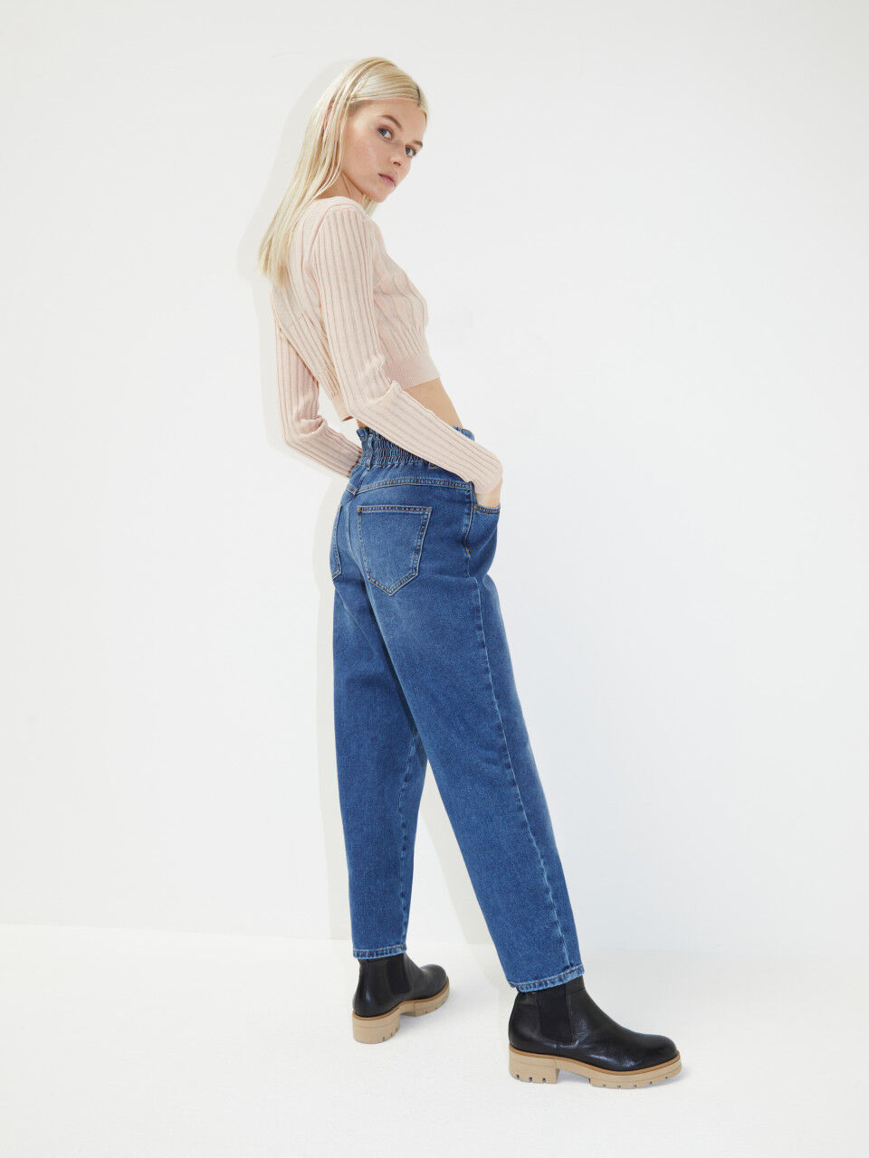 Cropped high-waisted jeans