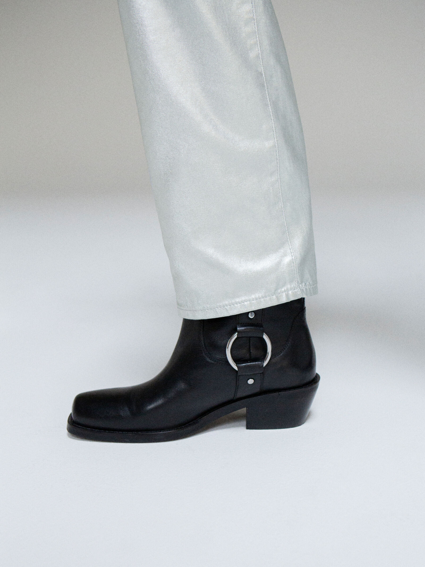 Ankle boots with metal ring, Black - Sisley