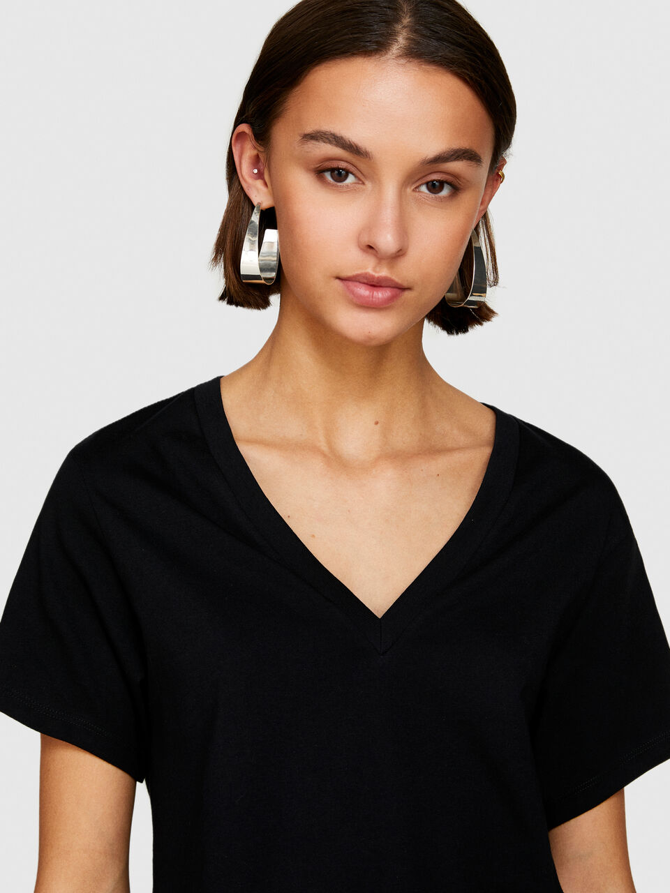 T-shirt with V-neck in 100% organic cotton Women image number null