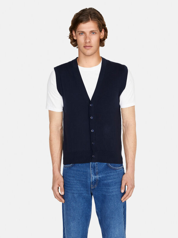 Vest with buttons