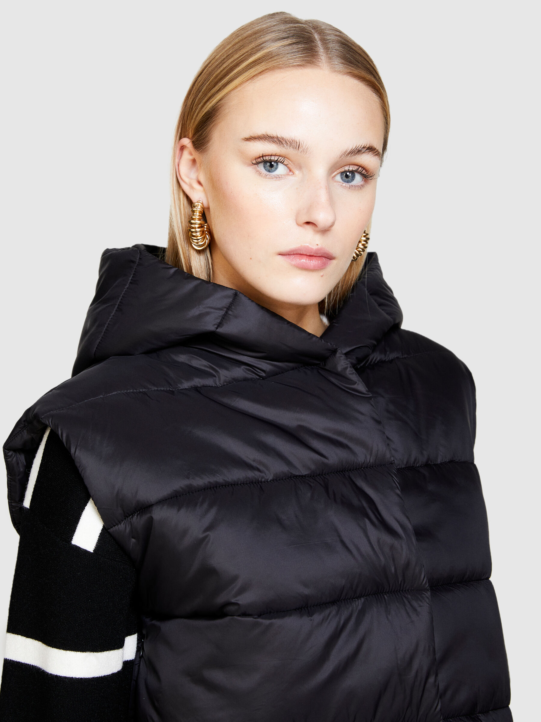 Sleeveless jacket with hood hot sale