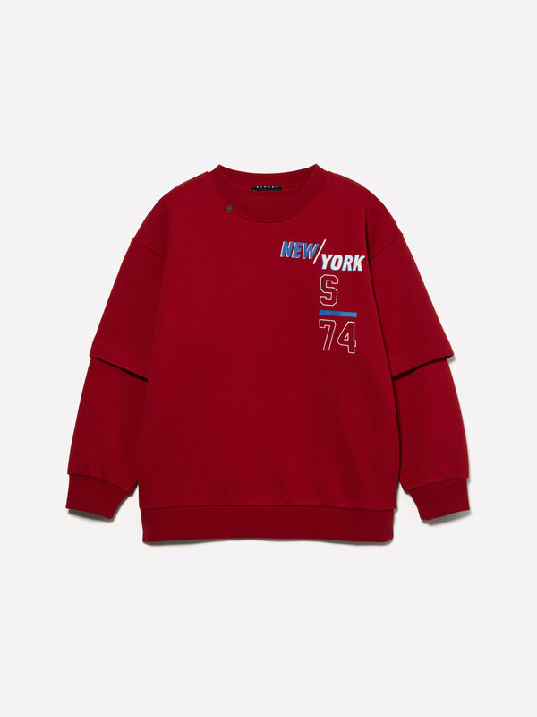 Oversized fit red sweatshirt with embossed print - boys' knitwear | Sisley Young