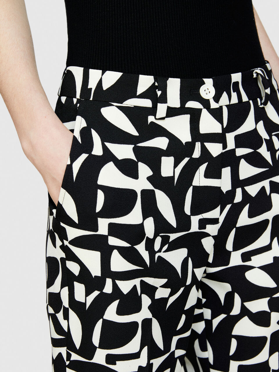 Printed cigarette trousers Women image number null