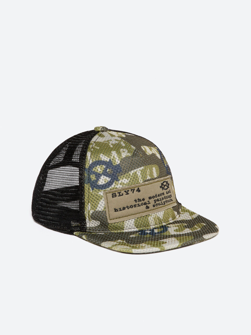 Hat in micro mesh with patch