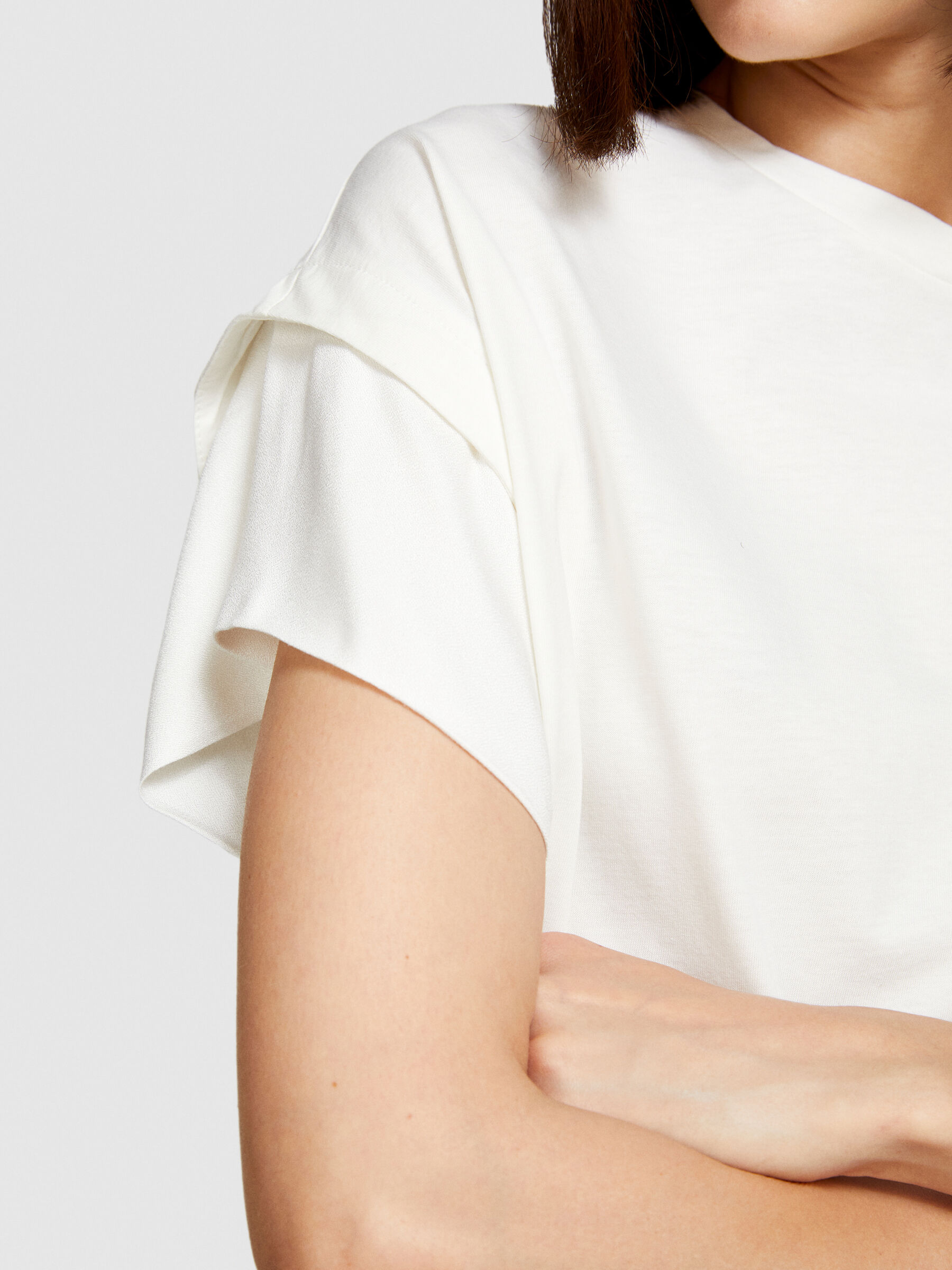 2024特集 T-shirt with frill, White - Sisley トップス