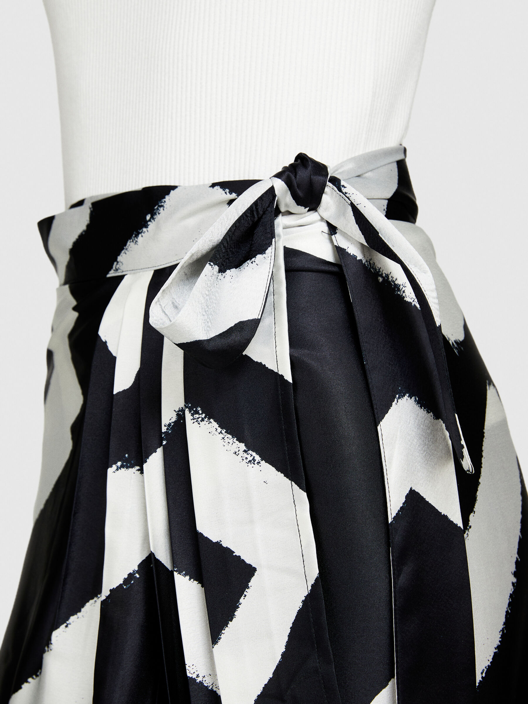 【送料&関税込】Etro Printed Black Jersey Sarong Skirt Printed sarong skirt, Black - Sisley