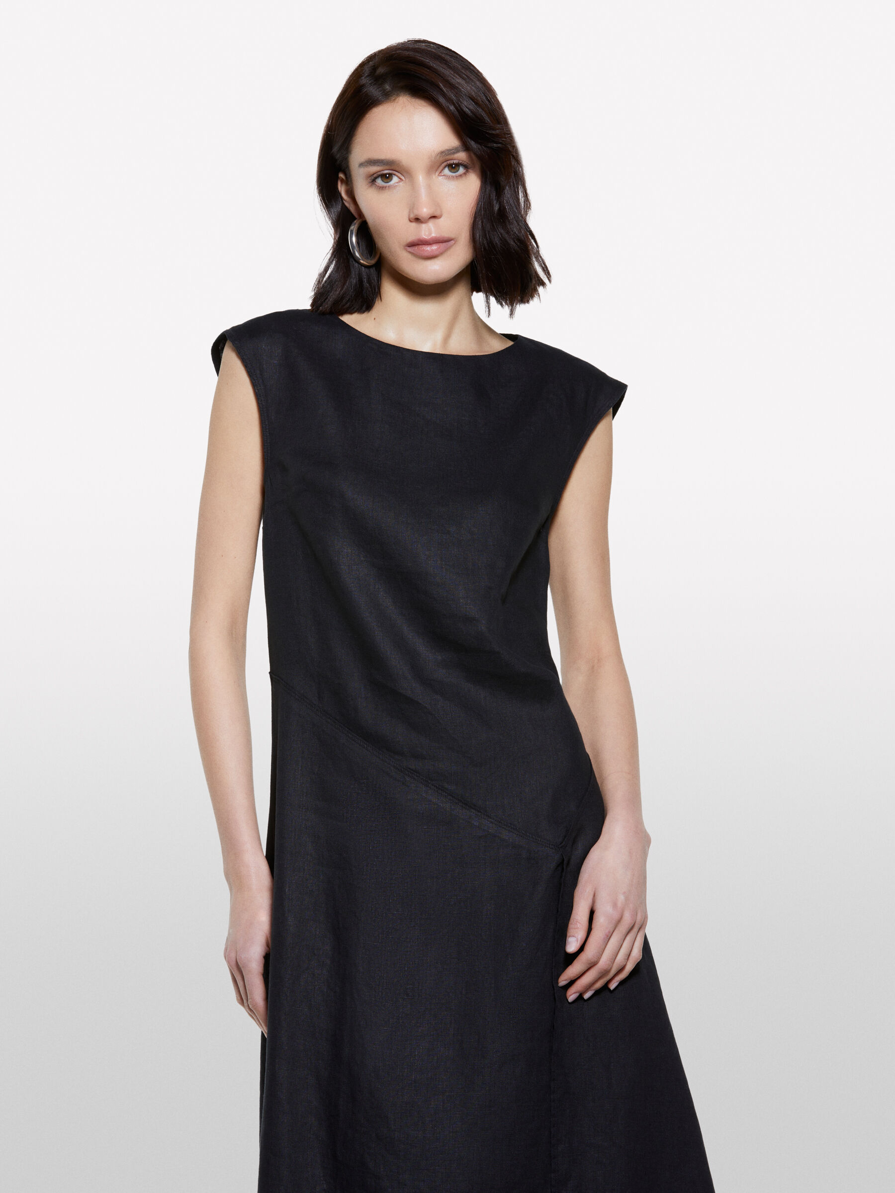 Black dress in 100% linen, Black - Sisley
