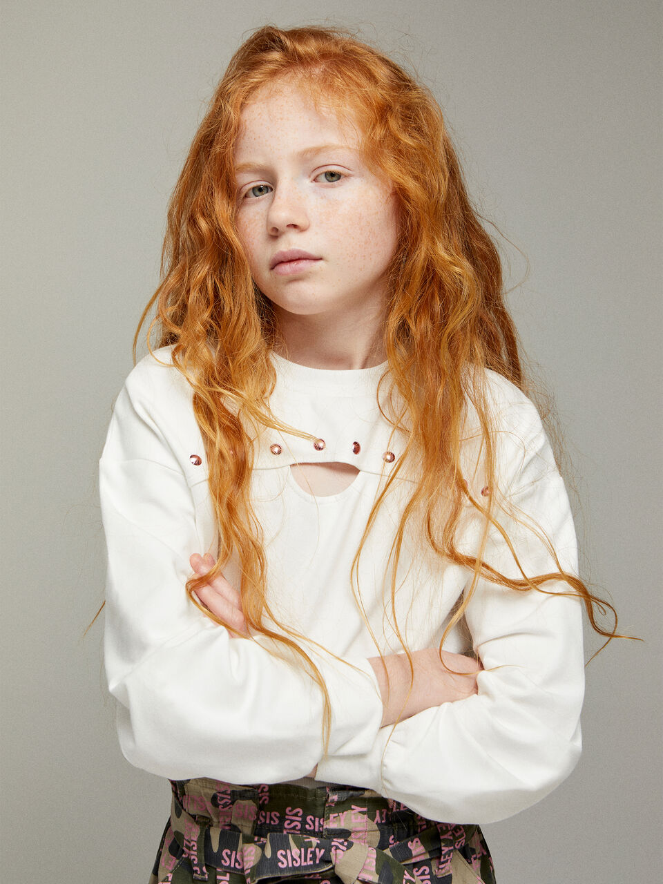 Cropped sweatshirt with studs Junior Girl image number null