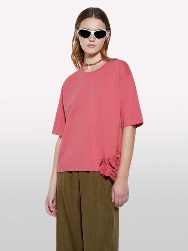 Blush t-shirt with uneven embroidery Blush t-shirt with uneven embroidery - women's short sleeve t-shirts | Sisley