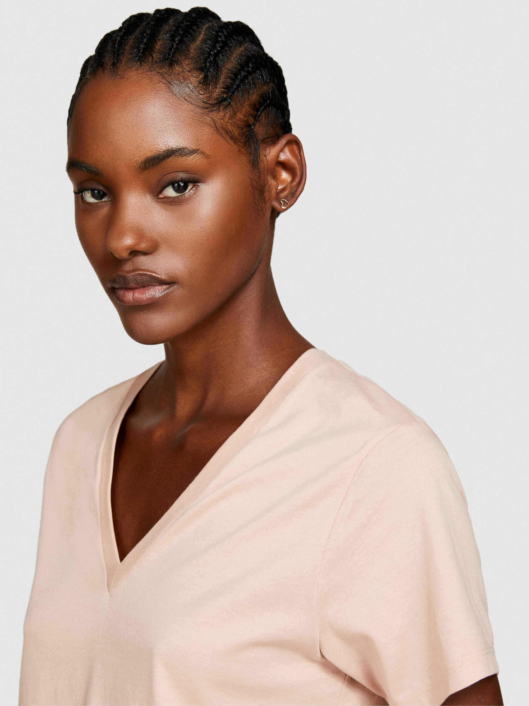 T-shirt with V-neck in 100% organic cotton, Nude - Sisley