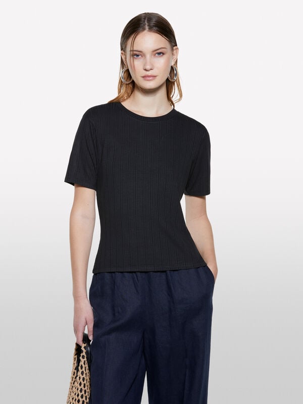 Black slim fit t-shirt Black slim fit t-shirt - women's short sleeve t-shirts | Sisley