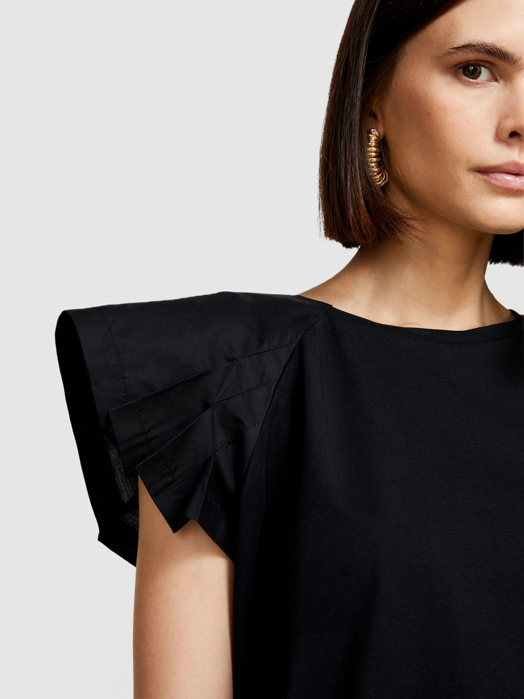 T-shirt with ruffles, Black - Sisley