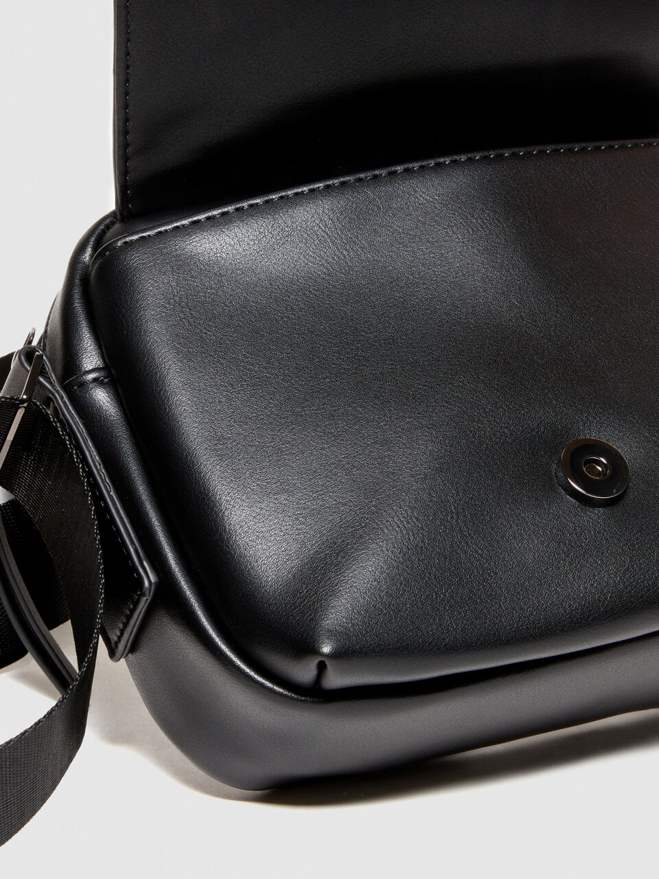 Solid color camera bag Men image number null