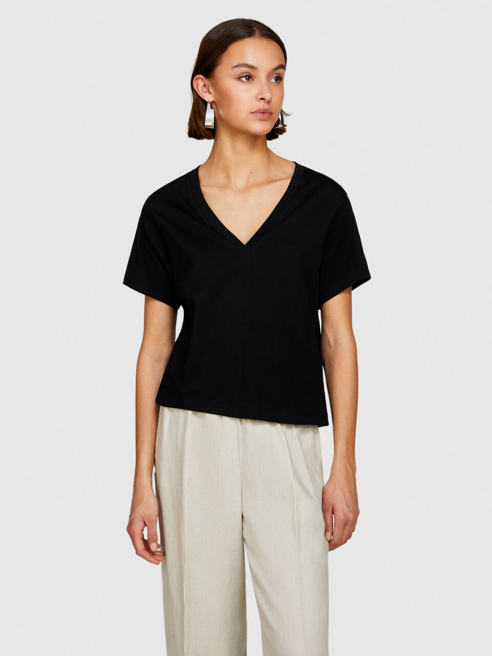 T-shirt with V-neck in 100% organic cotton Women image number null