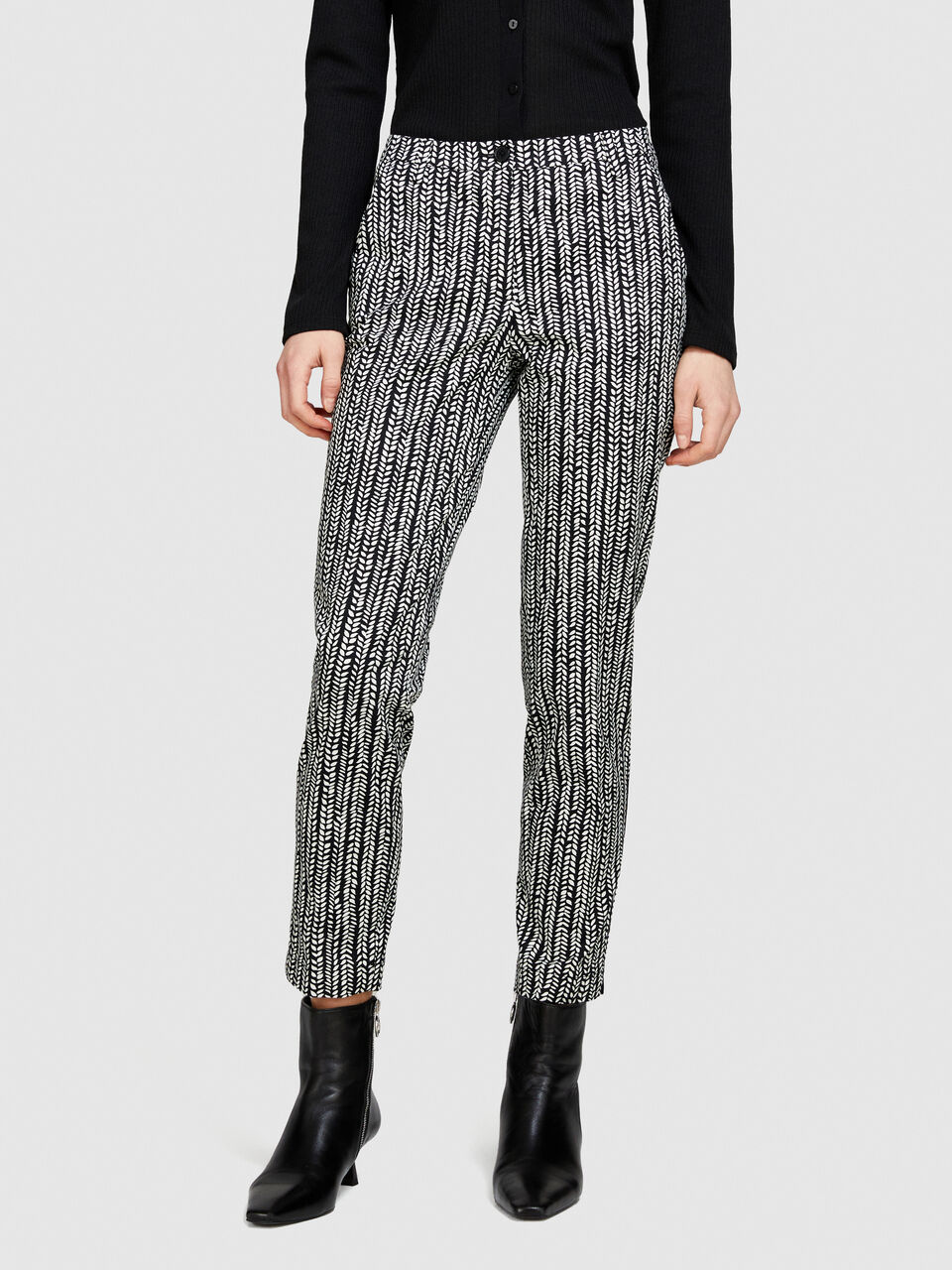 Printed cigarette trousers Women image number null