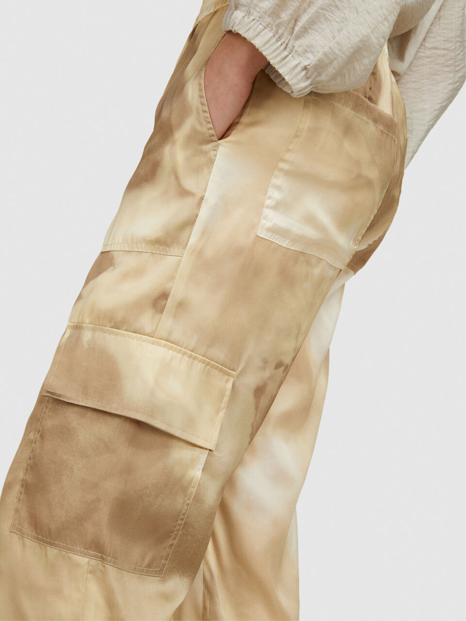 Printed satin cargos Women image number null