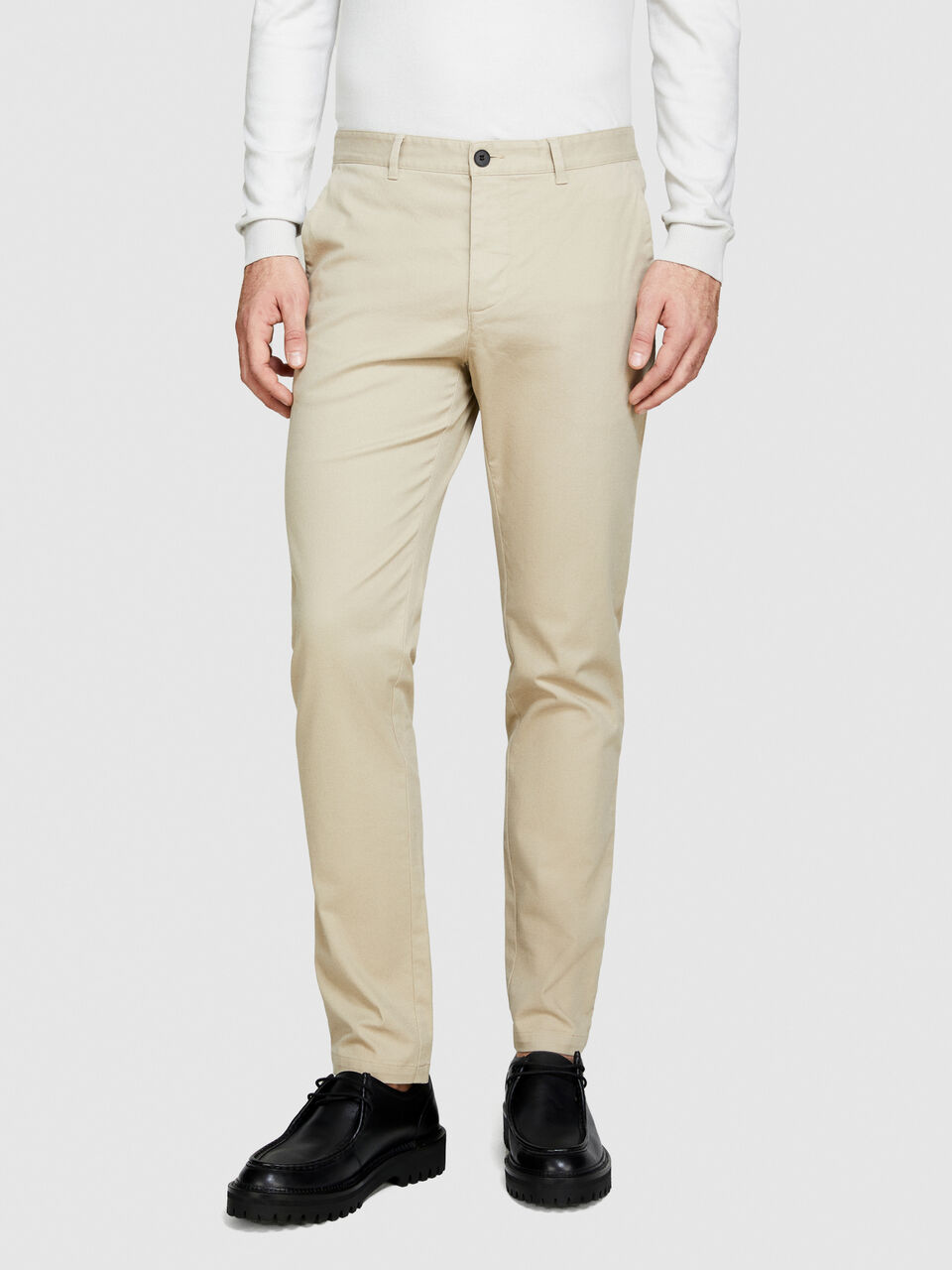 Printed chinos Men image number null