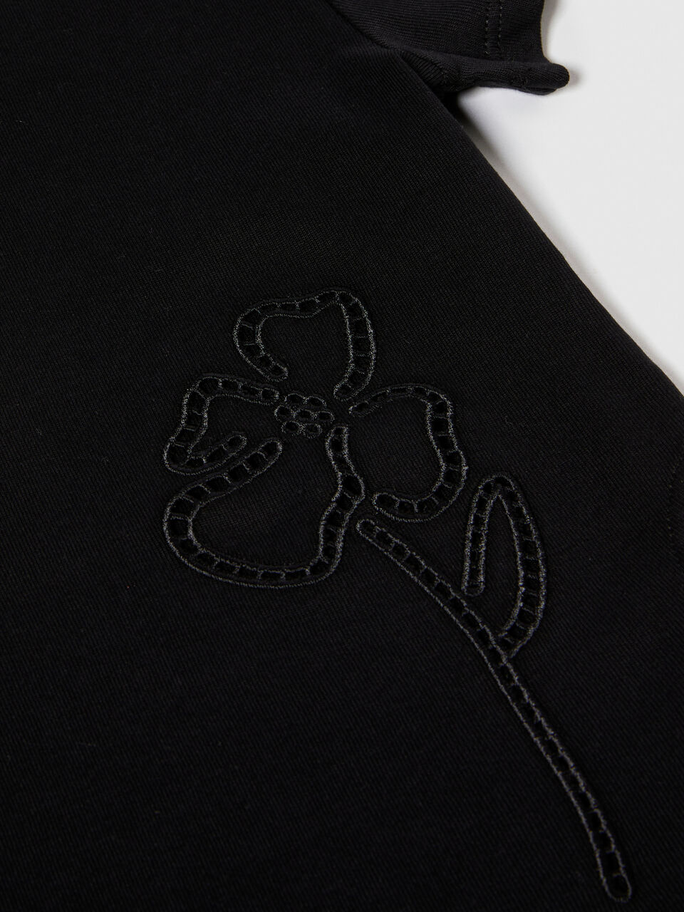 T-shirt with embroidery and cut-out Junior Girl image number null