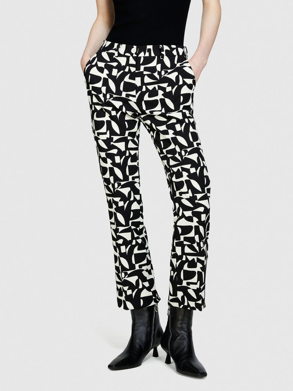 Printed cigarette trousers Women image number null
