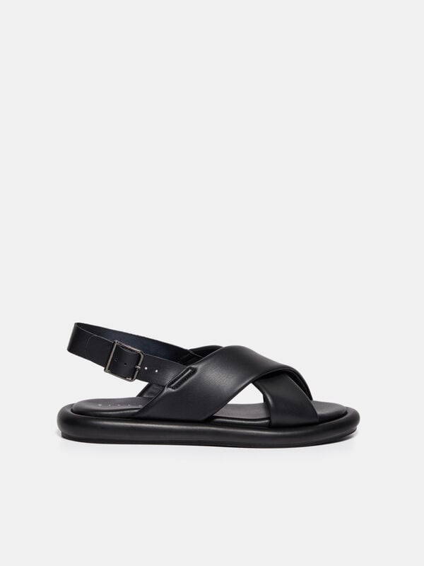 Flat sandals with strap