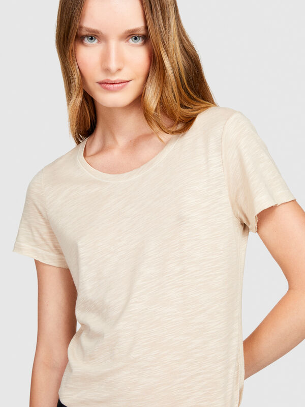 Round neck t-shirt with raw cut