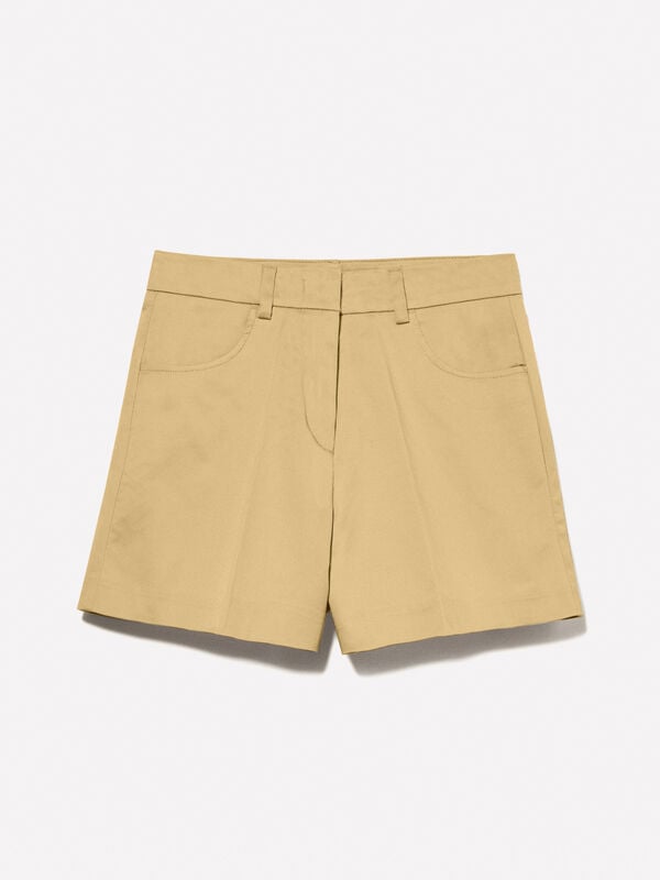 Mustard high-waisted shorts Mustard high-waisted shorts - women's shorts | Sisley