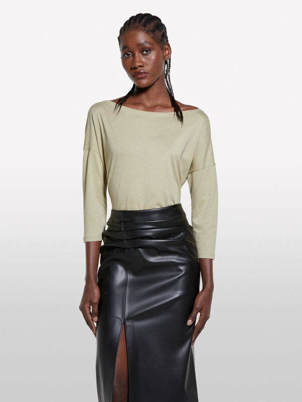 Military green t-shirt with boat neck Military green t-shirt with boat neck - women's long sleeve t-shirts | Sisley