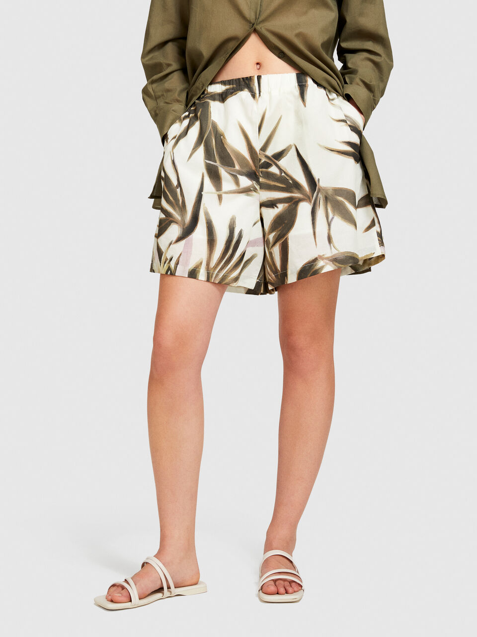 Printed shorts Women image number null