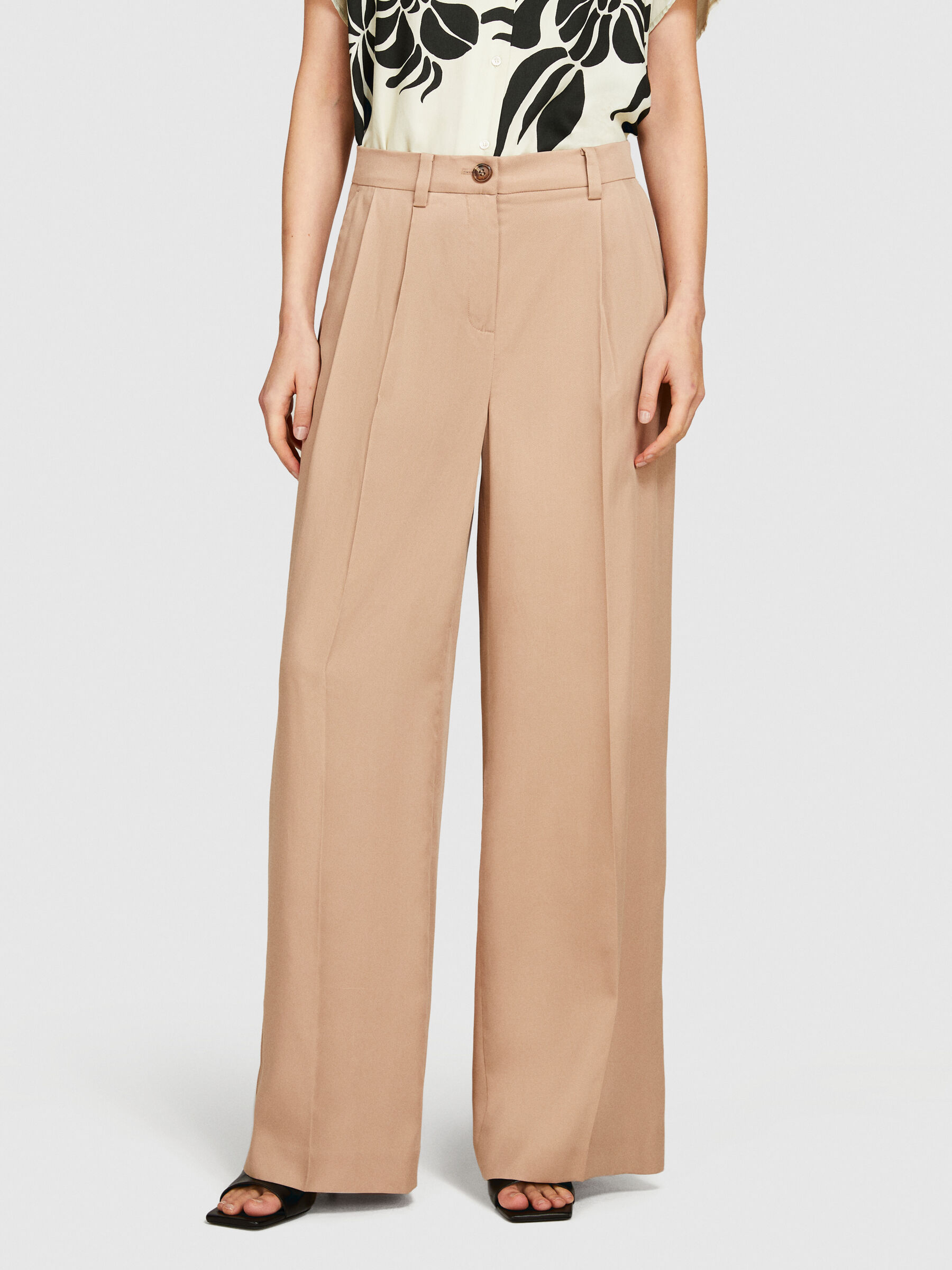 Low-waisted flare trousers Women image number null