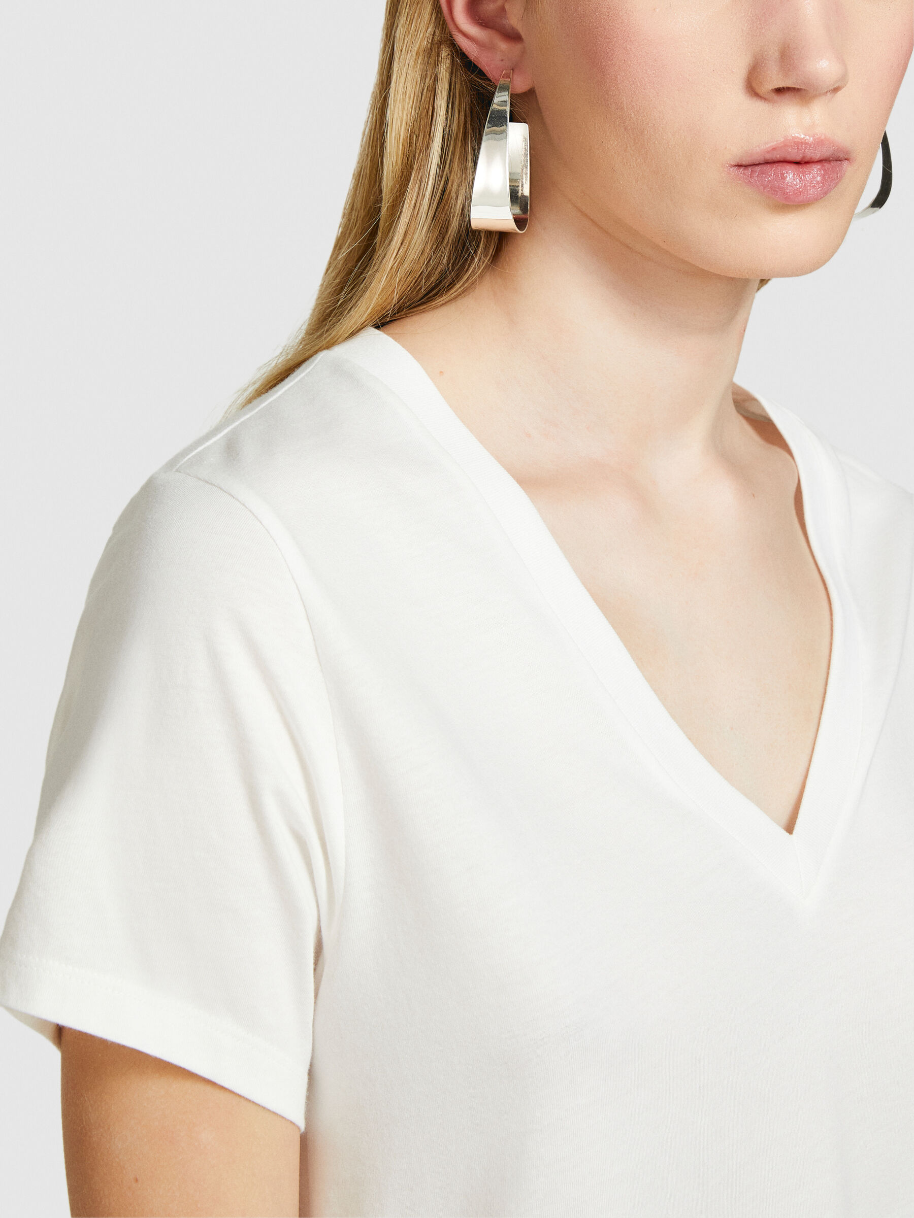 T-shirt with V-neck in 100% organic cotton Women image number null